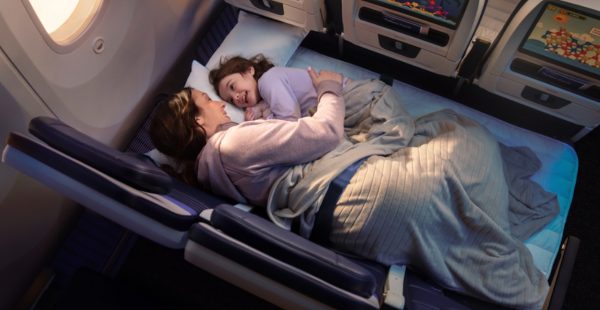 
À partir de 2027, United Airlines proposera en cabine économique des rangées de trois sièges transformables en couchage quasi